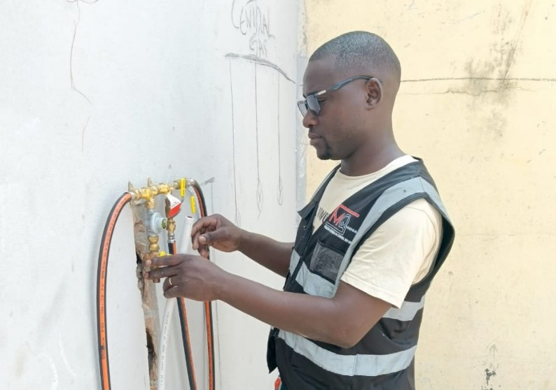 Grelhador em inox com sistema de elevação de grelha a manivela