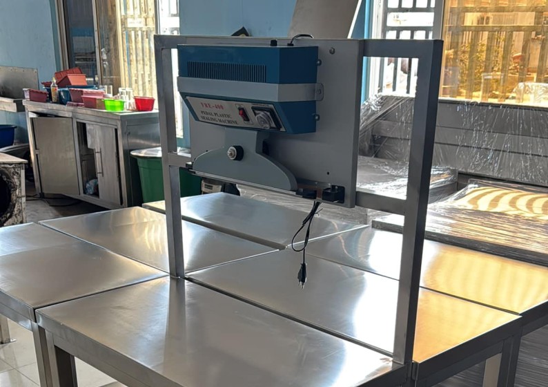 Bancada em inox com maquina de plastificação