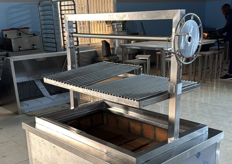 Grelhador em inox com sistema de elevação de grelha a manivela